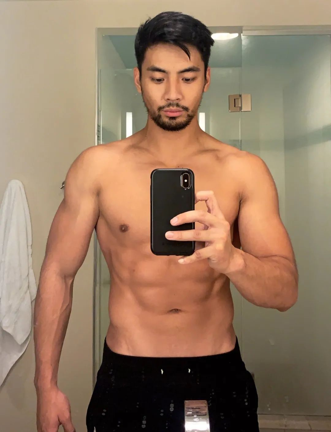 亚裔男星曾做人肉沙包，在好莱坞熬了十年终于出头！