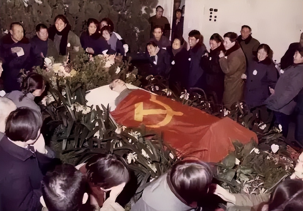 76年总理去世，谁能在追悼会上致悼词？*剑英叶**：只有*小平邓**最合适