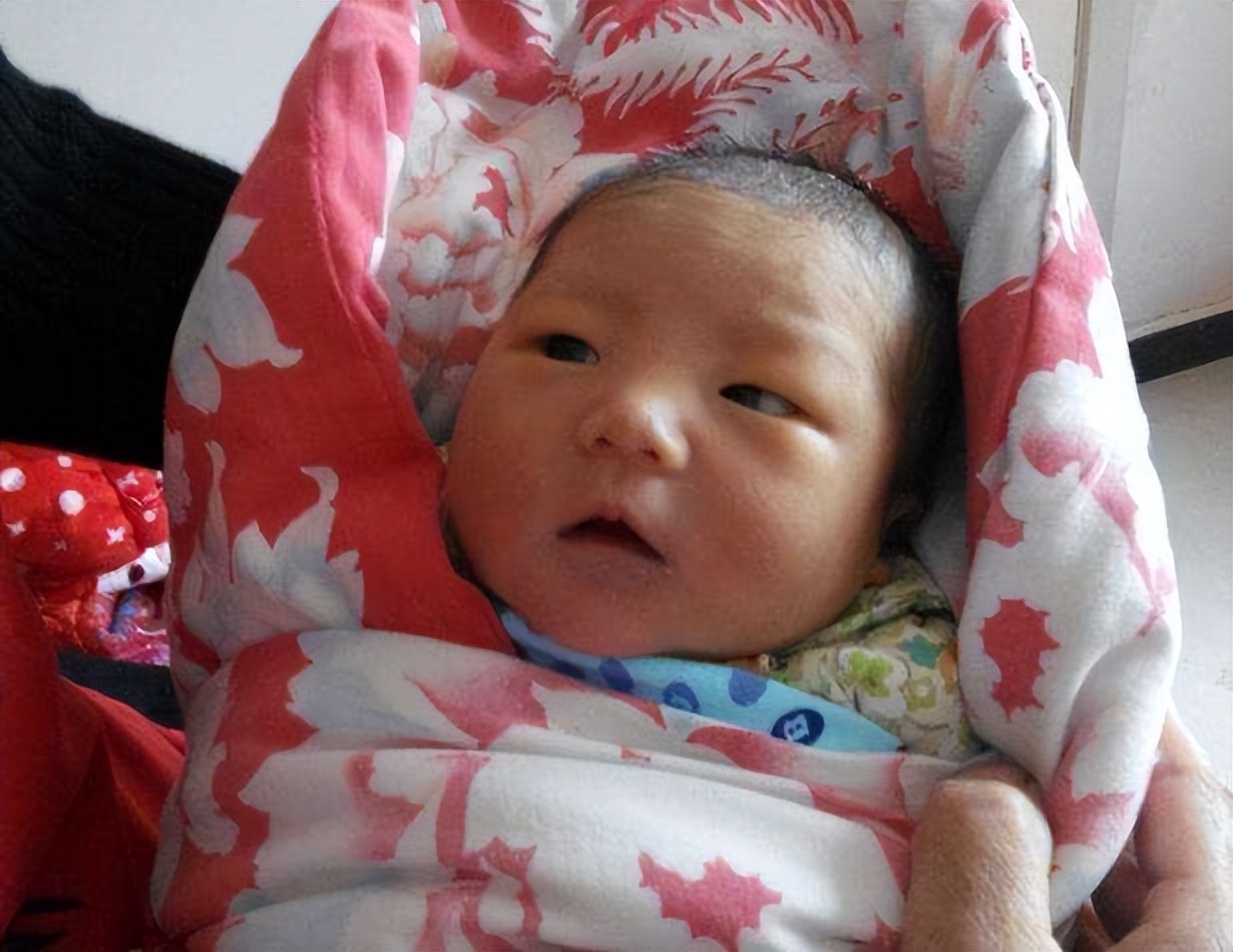 三个月孩子认母表现,三个月大宝宝认人的表现