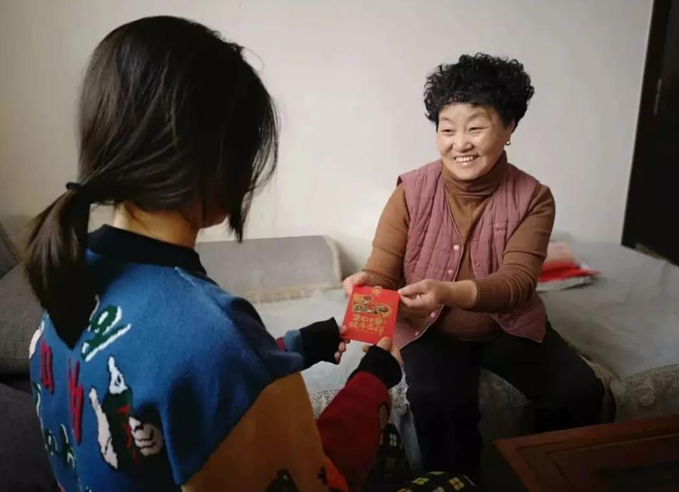 老人给子女发红包一家五万,90后老人发压岁钱