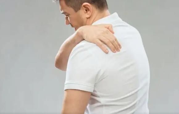 后背肩胛骨部位疼痛是什么原因,后背肩胛骨下方疼痛是心脏问题吗
