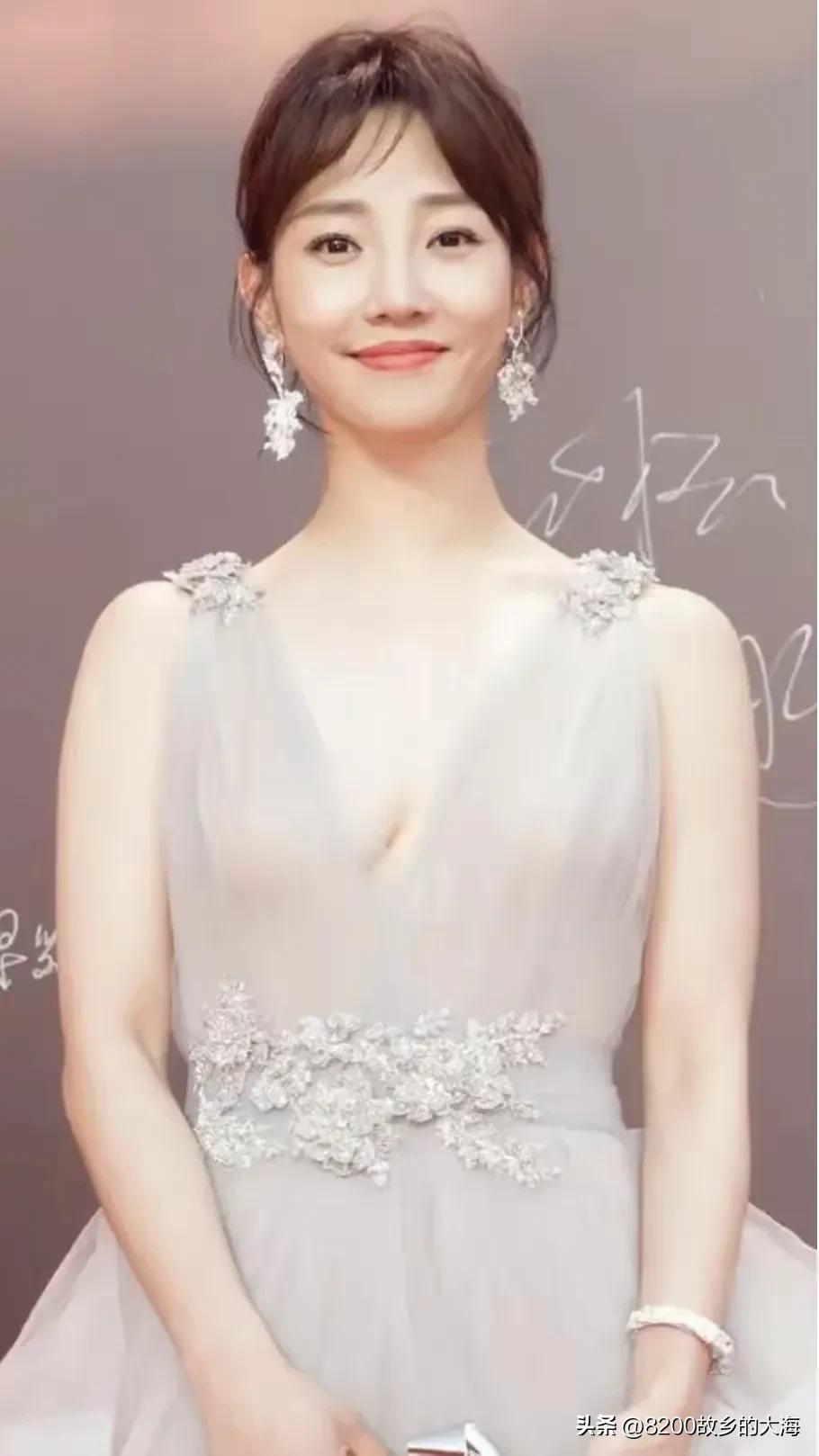 正是看荷花开的好时节,荷花盛开的季节便是人间好时节