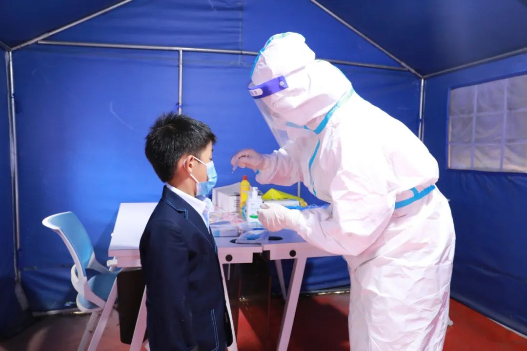 学校新冠肺炎疫情防控工作简报,小学开展新冠肺炎疫情教育