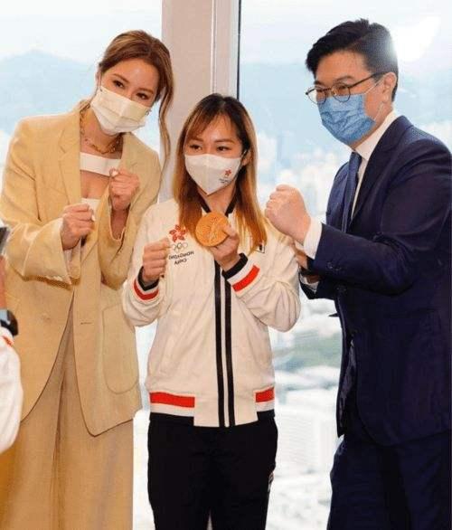 徐子淇怎么瘦成这样了！脸颊凹陷福气都快没了，打扮得体却无精神