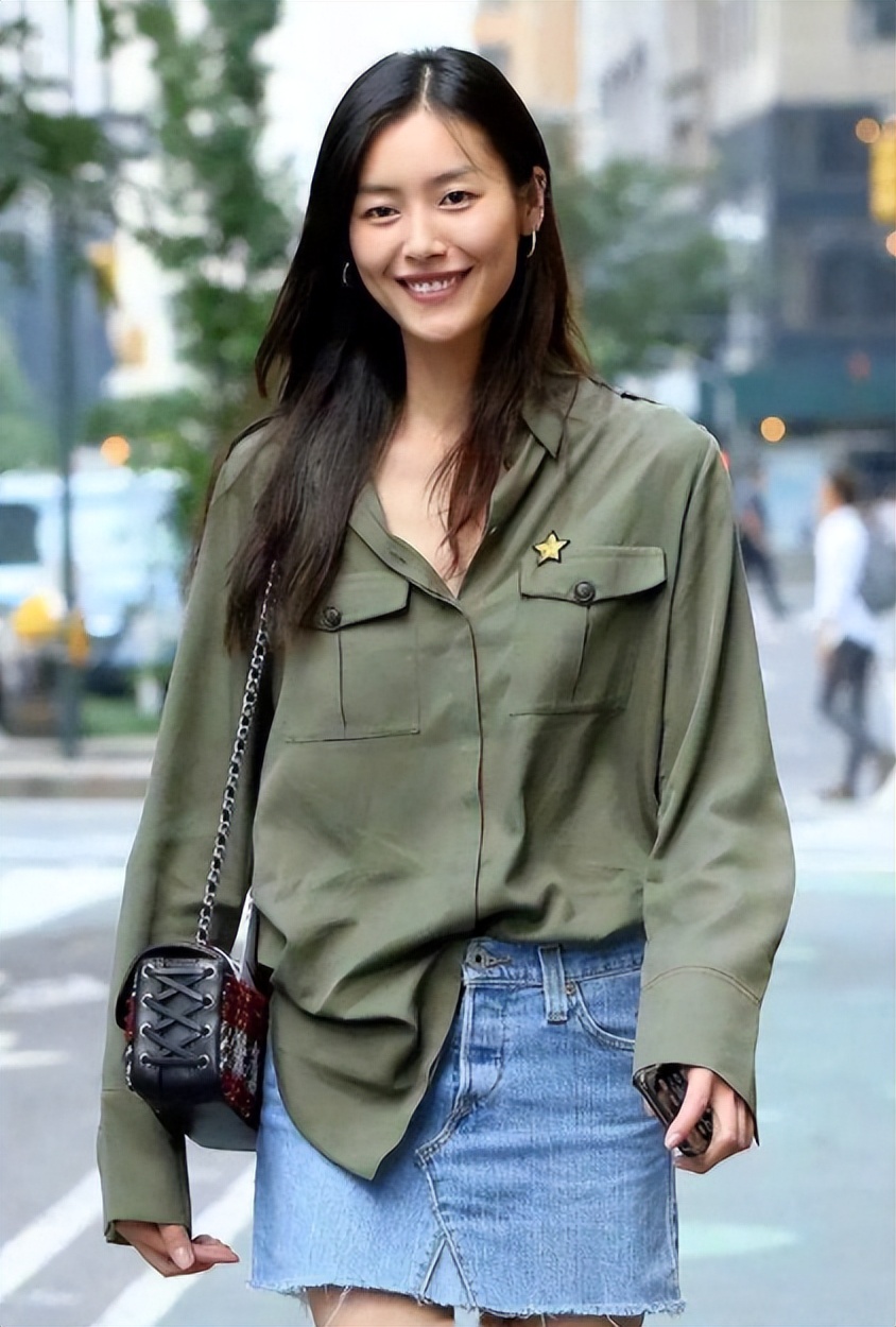 刘雯穿大翅膀走秀视频,刘雯贺聪维密