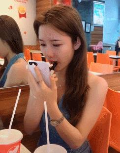 涂了口红女生怎么吃饭,涂口红后喝水