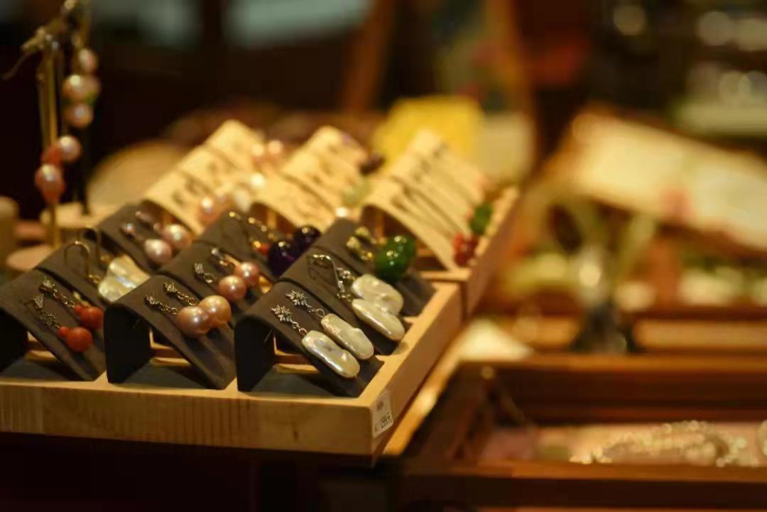 轻奢滤镜碎了，潘多拉再难收割中国，雷军盯上的女人生意抢市场