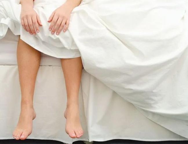 阴毛由黑到白，意味着什么？需要刮掉吗？医生说出实话