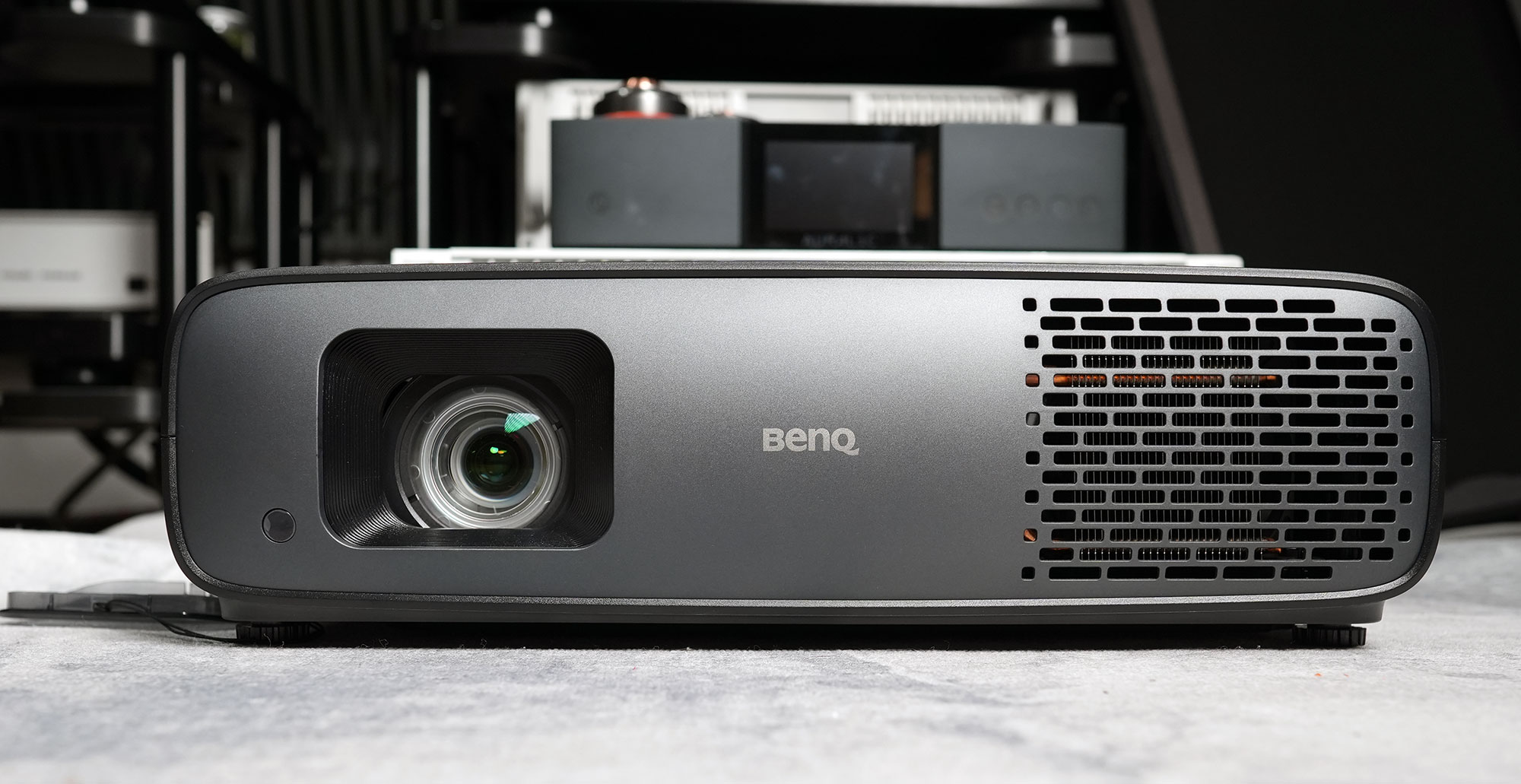 爱普生tz3000和明基4550,同价位投影仪和显示器