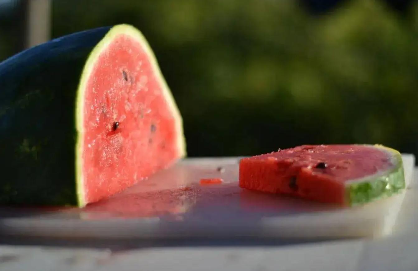 陕西一家三口吃隔夜西瓜呕吐,吃隔夜西瓜中毒了怎么解毒