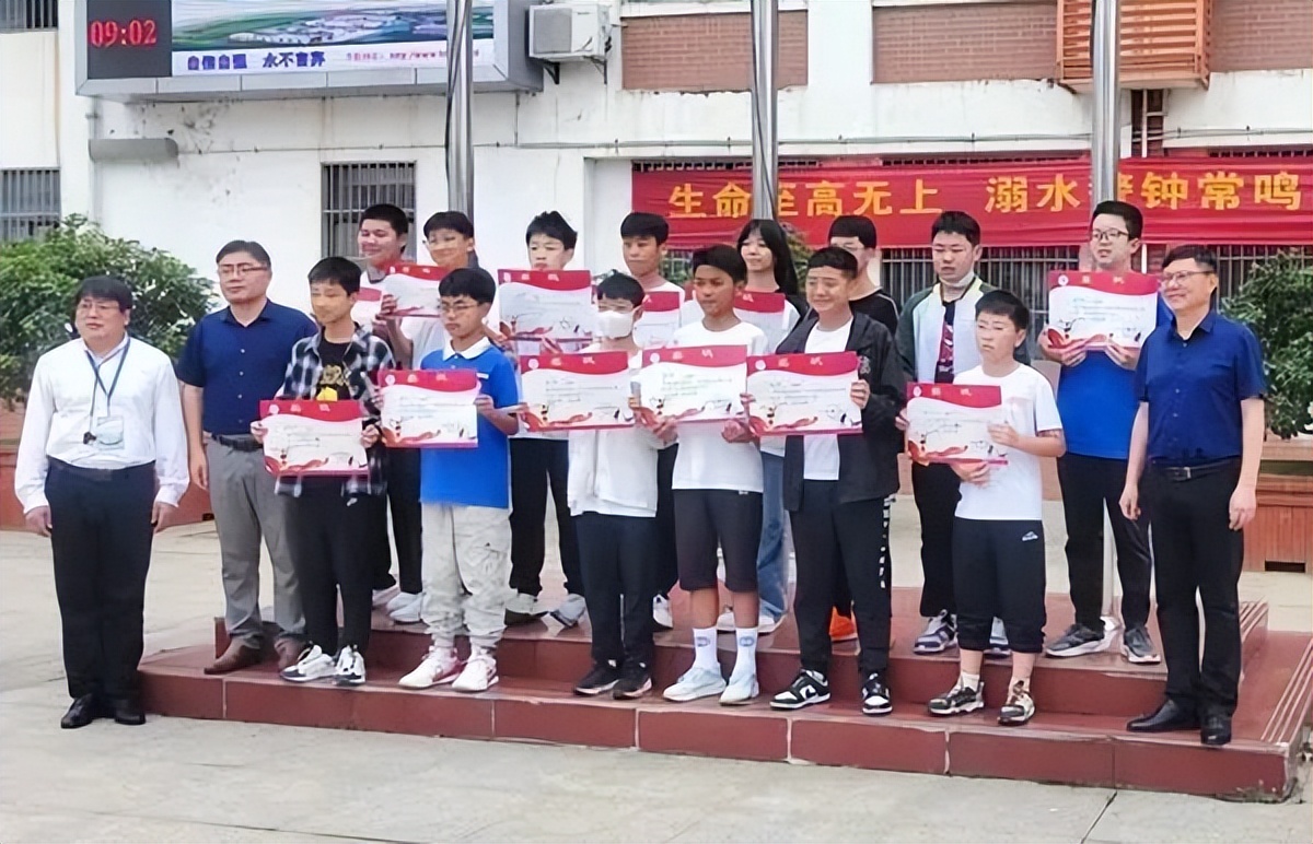 第四十二中学湖畔分校第九届“信心杯”校园足球联赛完美收官