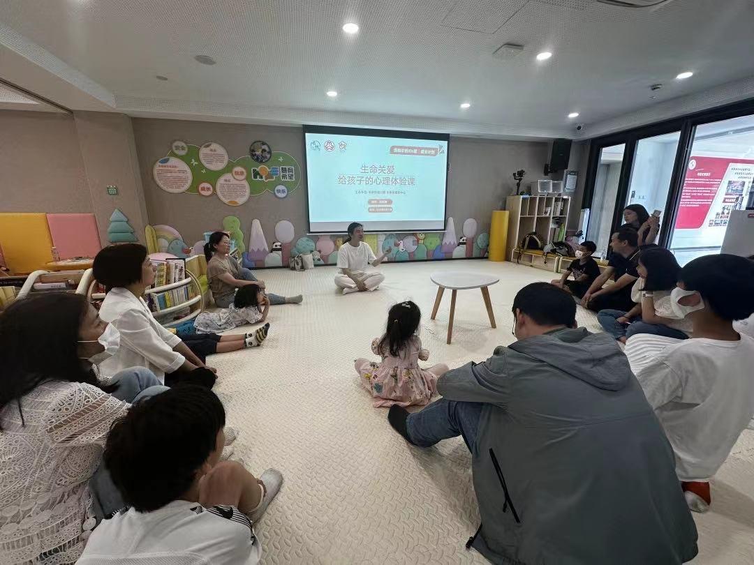 增进亲子互动在互动中穿插沟通,亲子面对面肢体互动游戏