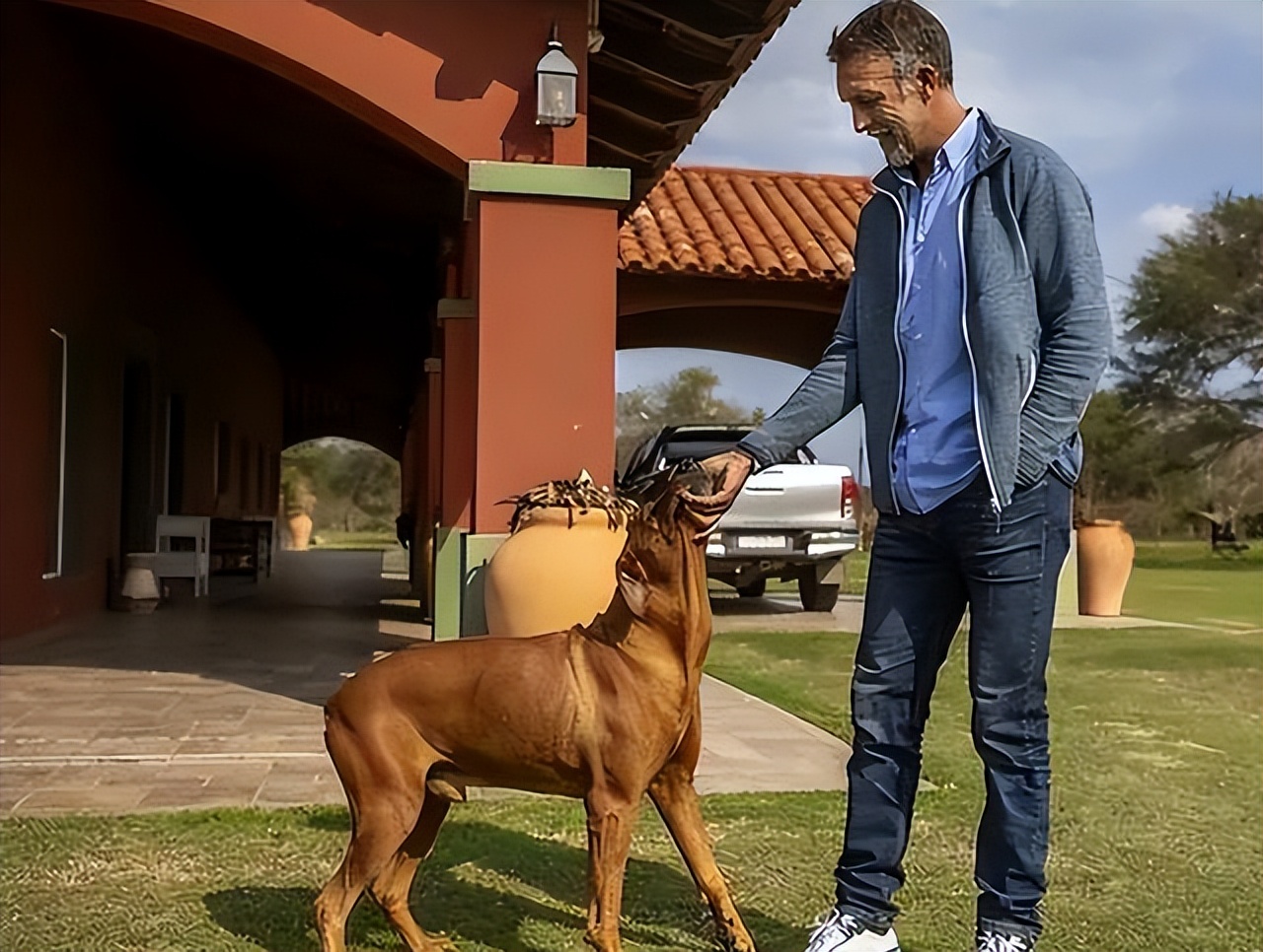 53岁巴蒂庄园养老，胡子花白仍精神矍铄，20岁小儿子接班
