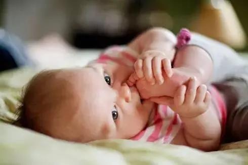 婴儿睡不踏实老是感觉吃不饱,婴儿如果饿的话能睡着吗