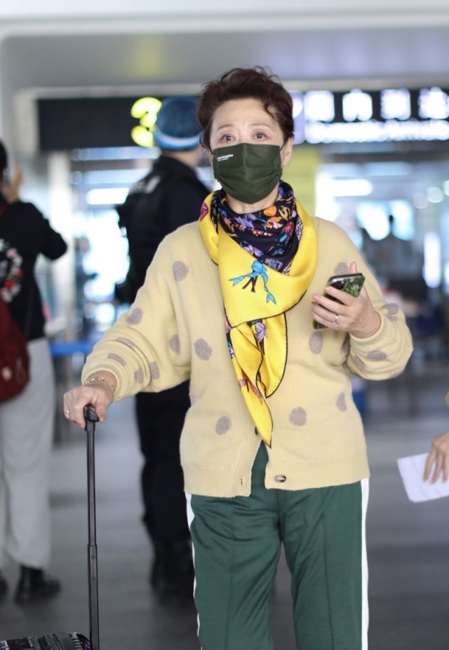 王馥荔橘色针织丝巾雅致活力,王馥荔的穿搭