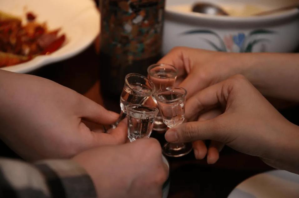 结婚后才发现老公爱喝酒怎么办,老公爱喝酒不听劝该怎么办