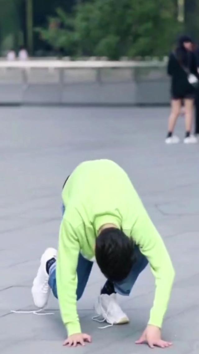 男子与陌生女人打情骂俏，女友见后竟将两只鞋带系一起，绊倒男友