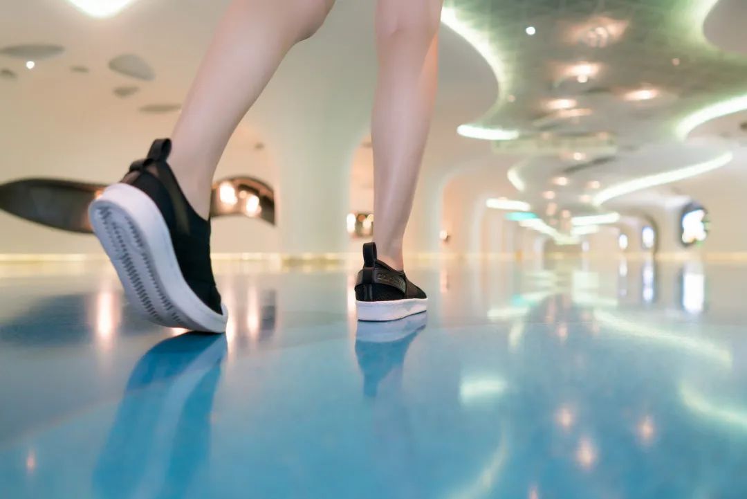 健康之路日行万步不伤膝,日行万步好还是不伤膝盖好