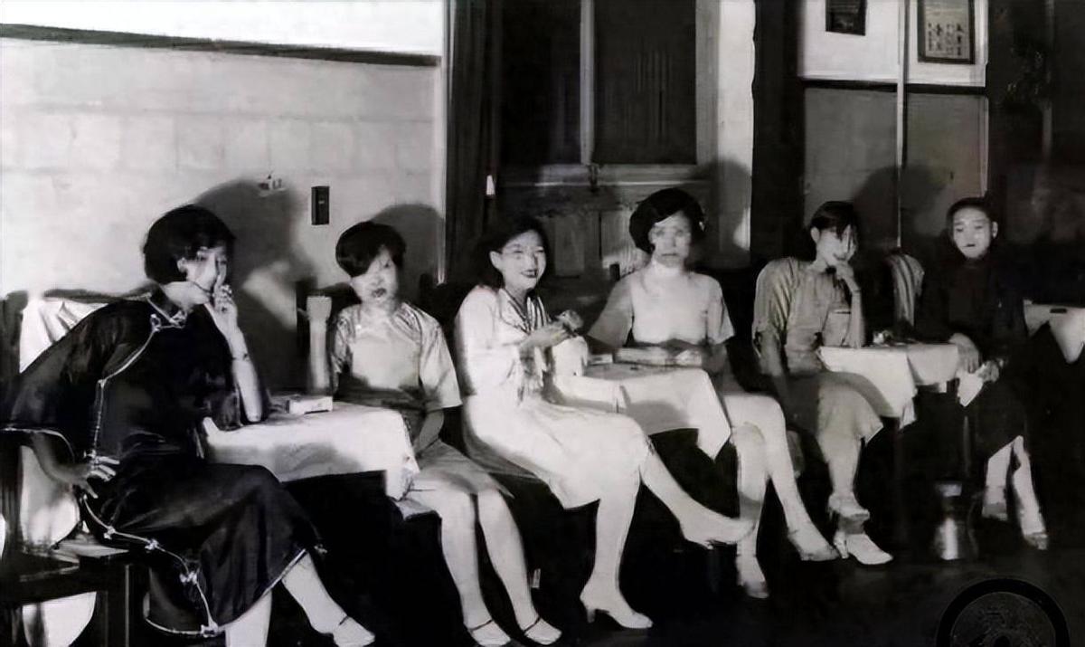 【晚清*楼青***录秘**】女子媚态撩心，丰乳肥臀，风姿卓越！