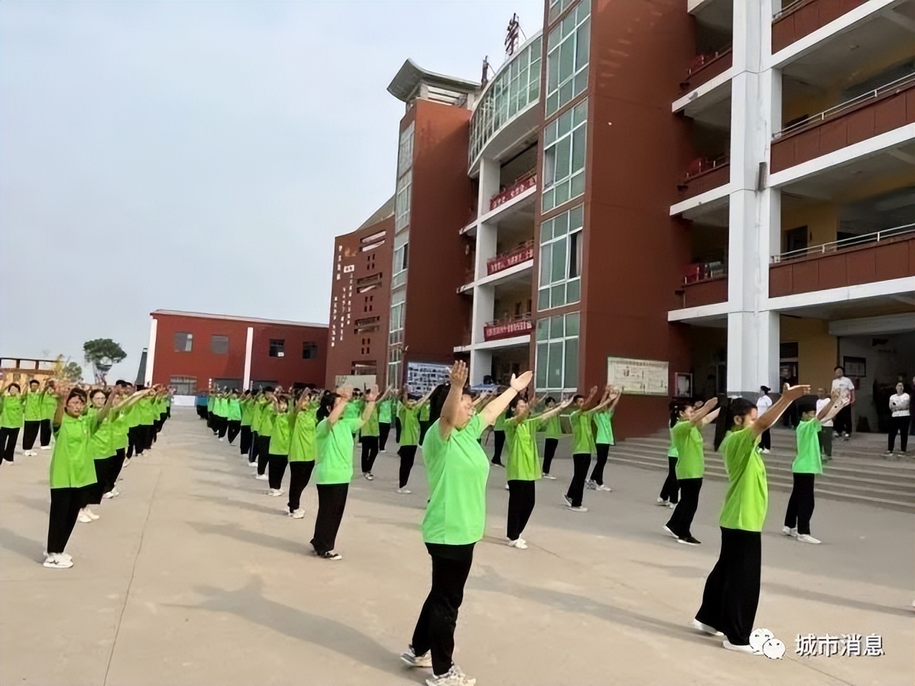 立中华十德树时代新人——临汾新博学十德教育论坛隆重召开