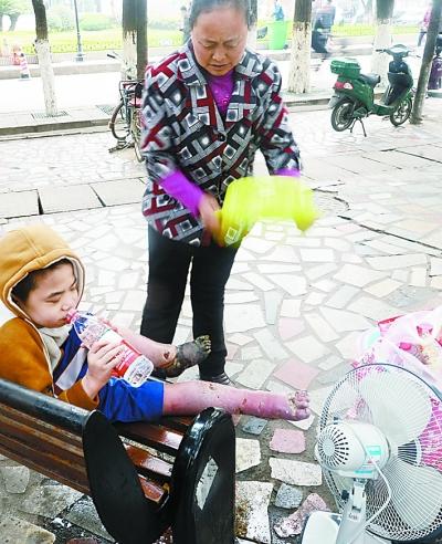 11岁男孩高烧不退嗓子全是泡,11岁的男孩半夜高烧40度