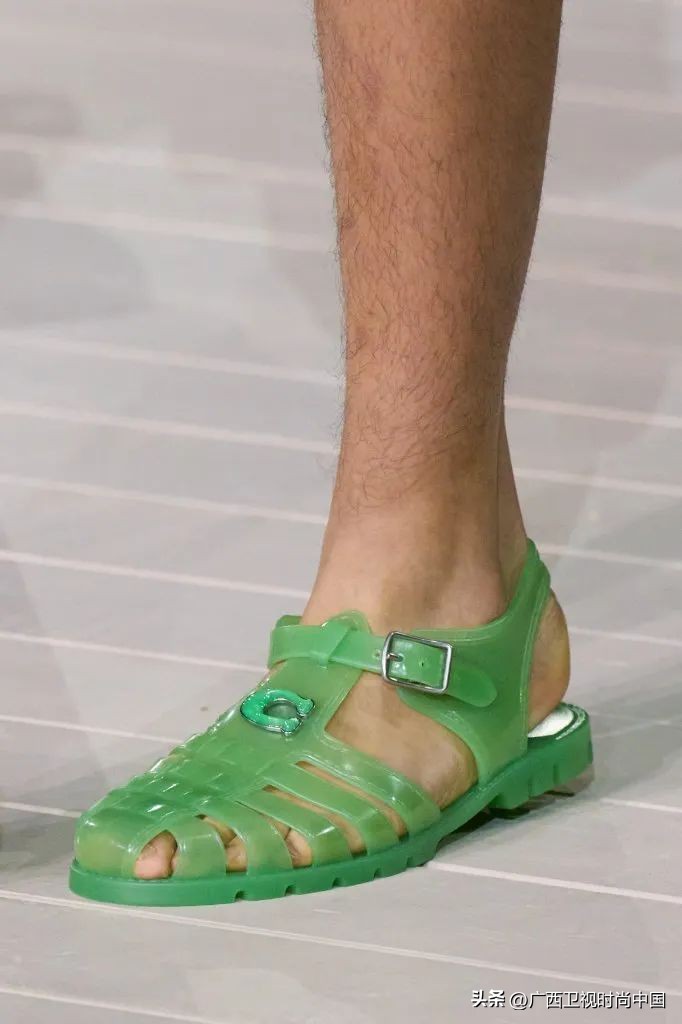 那些秀场上的“丑”鞋子