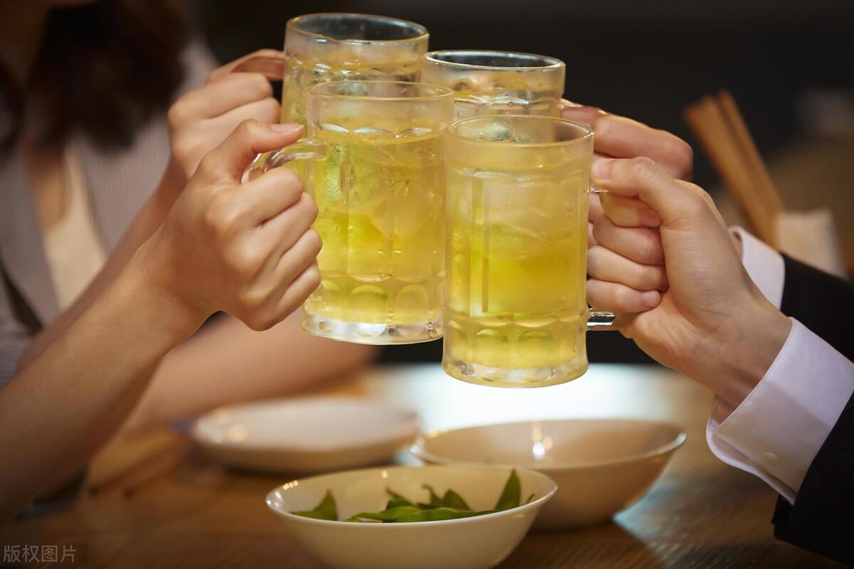 蜂蜜水和茶水哪个更解酒,喝茶解酒快还是喝蜂蜜水解酒快