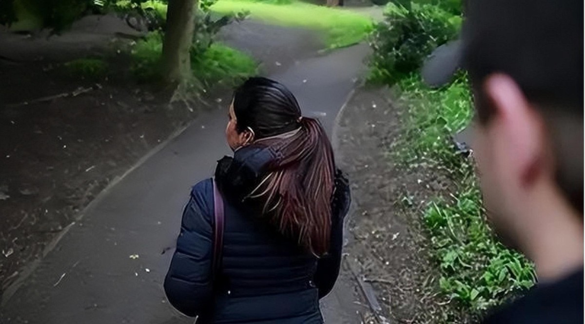 29岁女作家森林中好心指路，被15岁男孩性侵，律师：是她主动*引勾**