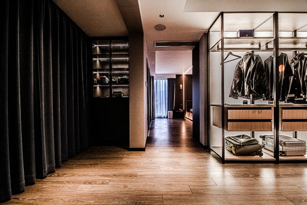 5.6米客厅餐厅一体横厅效果图,横厅客厅餐厅阳台一体装修实景图