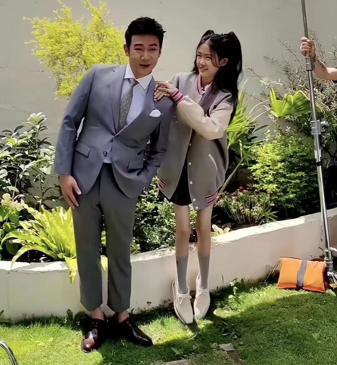 陆毅的大女儿的腿,陆毅大女儿近照多瘦