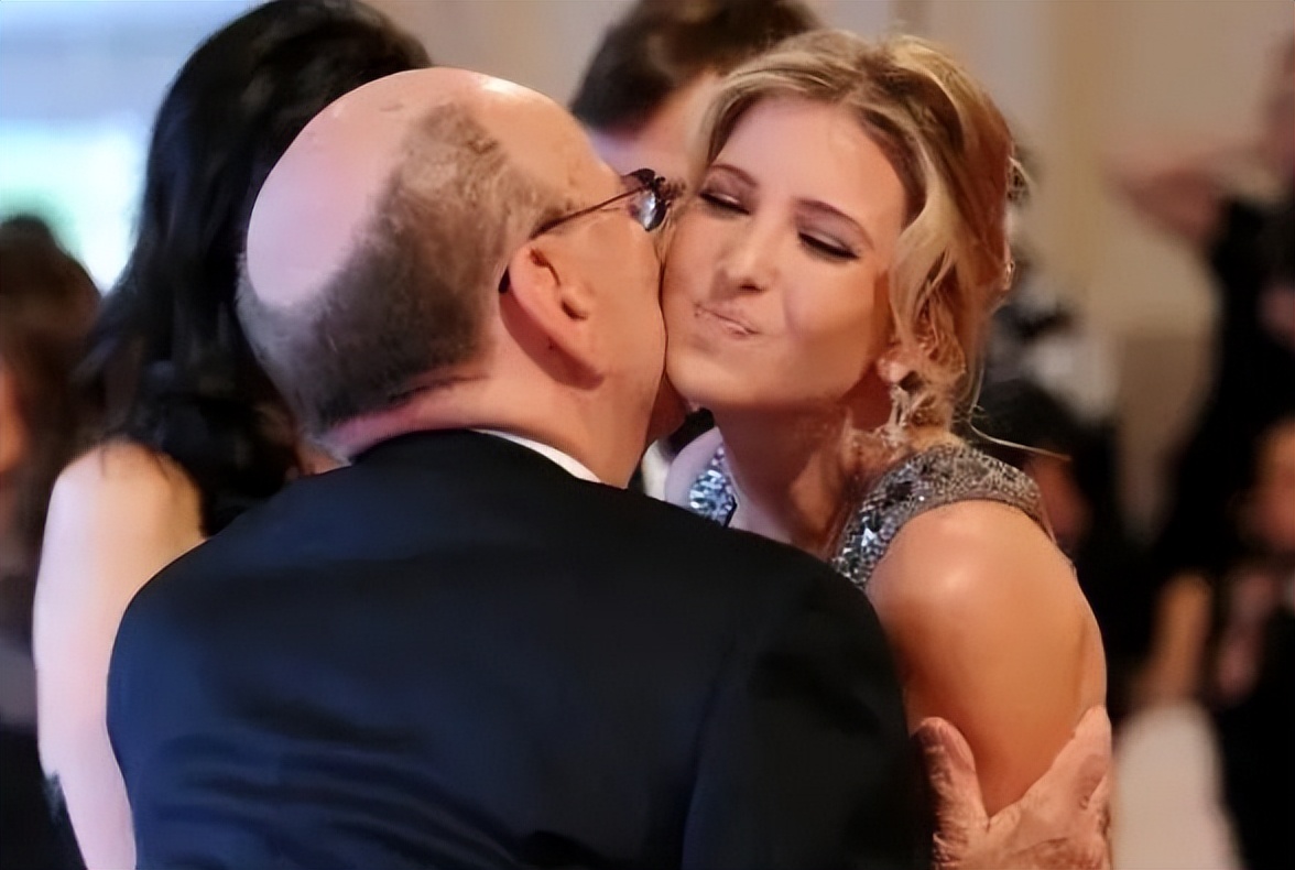 伊万卡的害羞时刻：被89岁默多克搂住小腰，甜美一笑胳膊绷得笔直