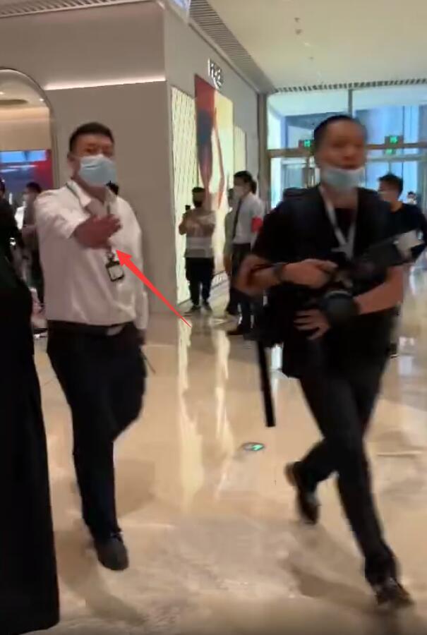 助理伺候明星捏脚,助理伺候明星跪下打伞