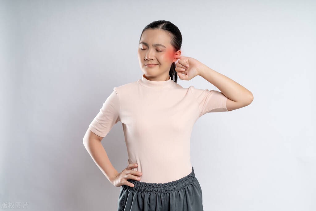 耳朵痒掏出来的东西潮湿有臭味,耳朵里太痒了掏出来臭臭的东西