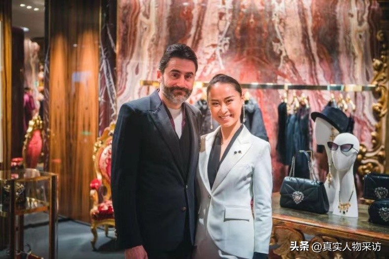 我，做3年空姐，靠6种流利外语出入欧洲宫廷，梦想建立商业帝国