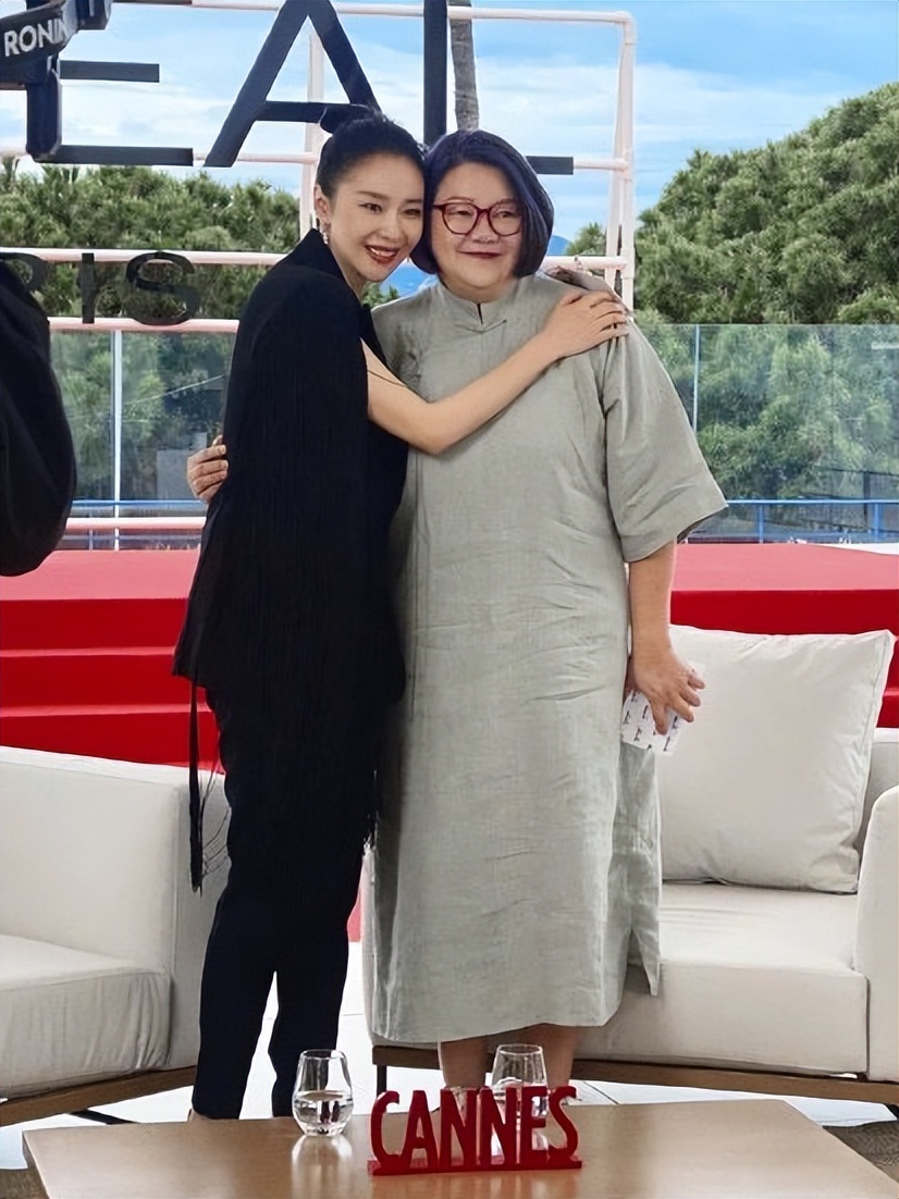 洪晃晒和龚俊闭眼合照被粉丝围攻,洪晃朱一龙龚俊