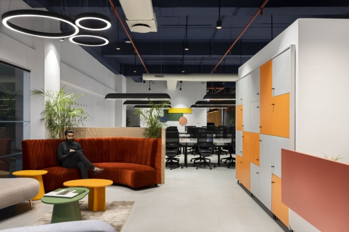 利用树木大小的室内植物模糊了办公室内外空间的界限