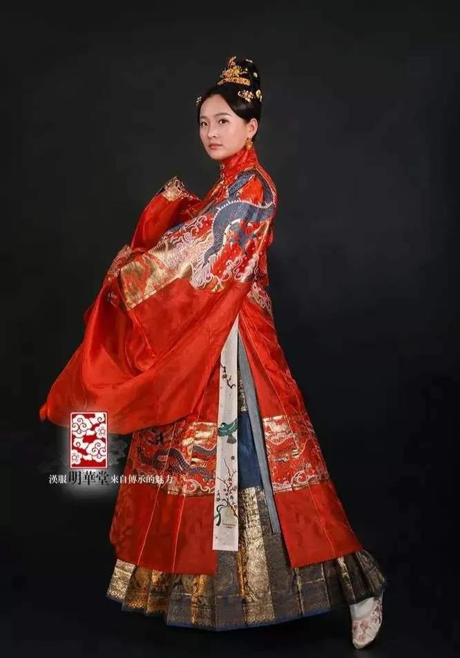 五十六个民族之柯尔克孜族服饰,五十六个民族服饰合集满族