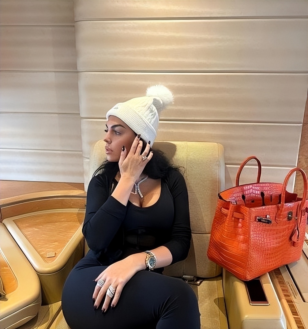 乔治娜嫌贫爱富,乔治娜爱炫富