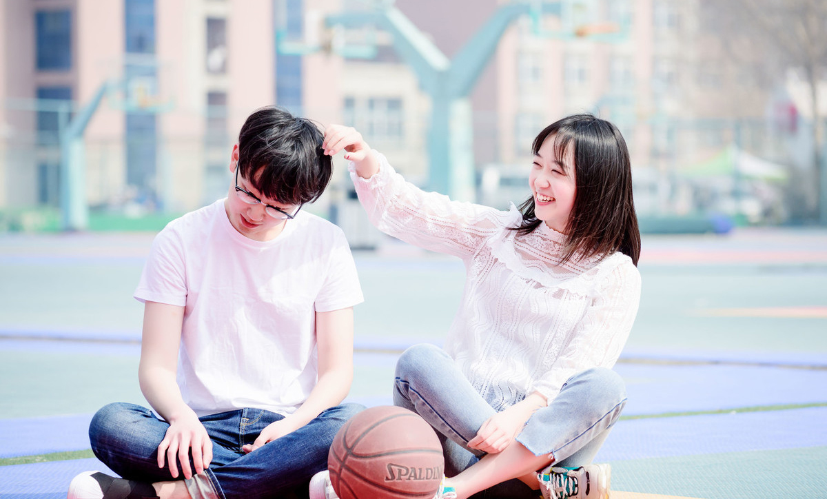 成年人暧昧不清的表现,成年人的暧昧只需要一个眼神