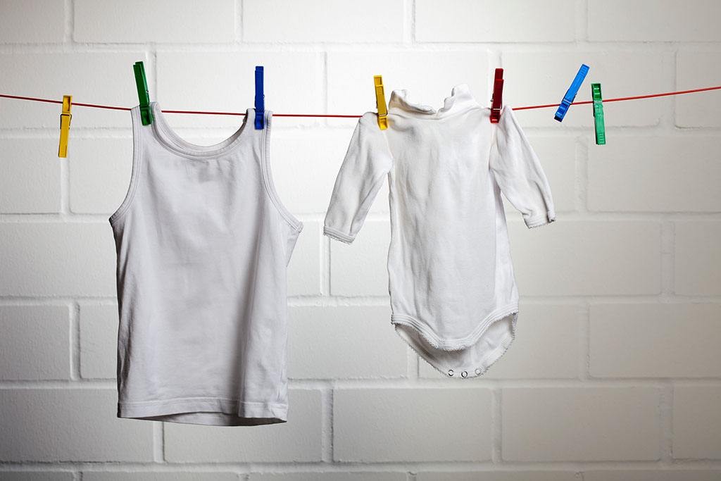 男子阴处局部痒怎么回事,医生检查阴虱的镊子和刀片