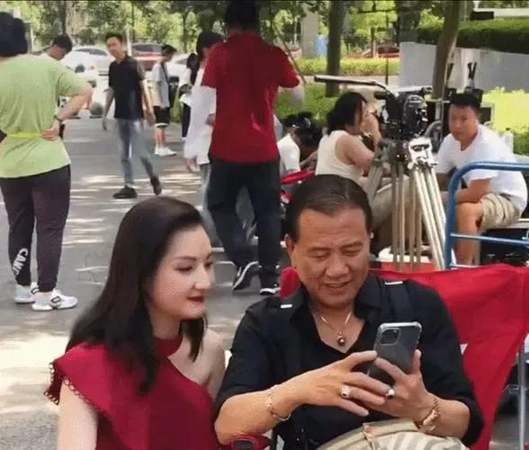 我把丈夫的情人送给别人做干女儿