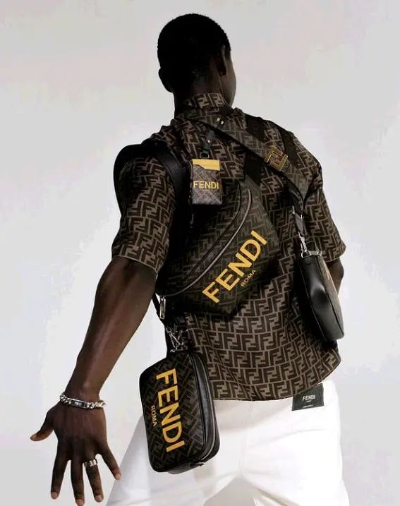 fendi长城大秀面试,fendi展示了什么