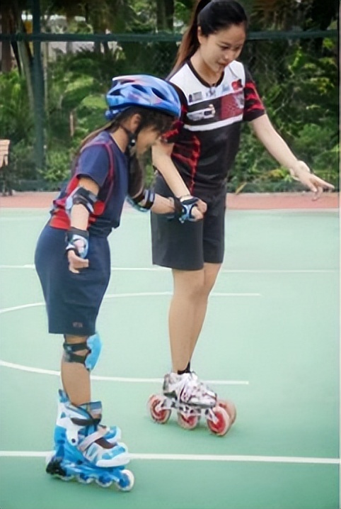 轮滑教程初学儿童版,轮滑怎么刹车