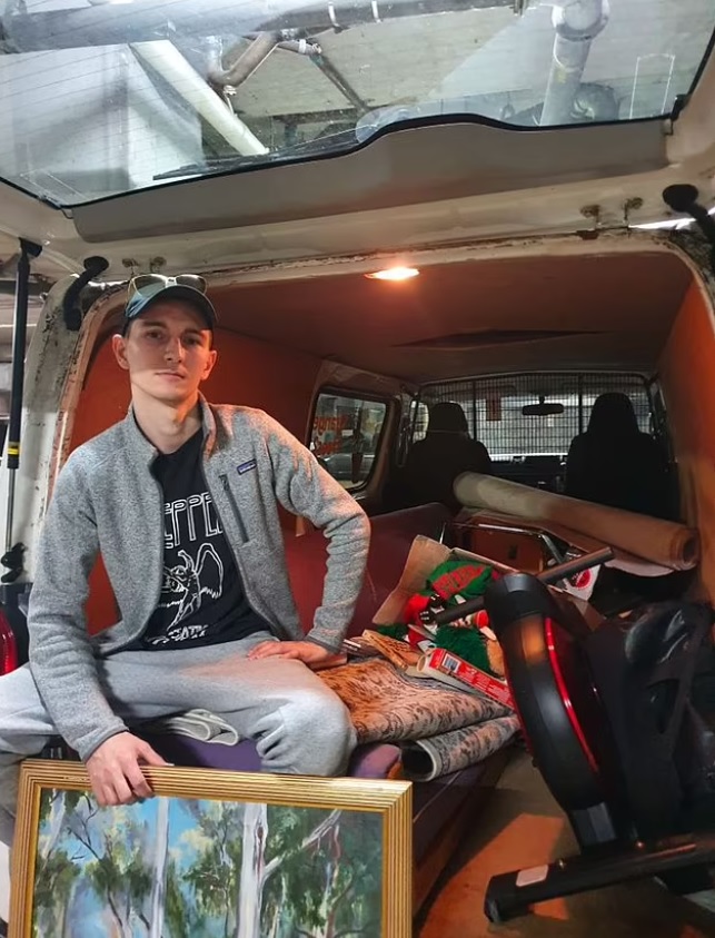 小哥为省钱在悉尼捡垃圾，年赚2万澳币，名包手机电脑随地捡？