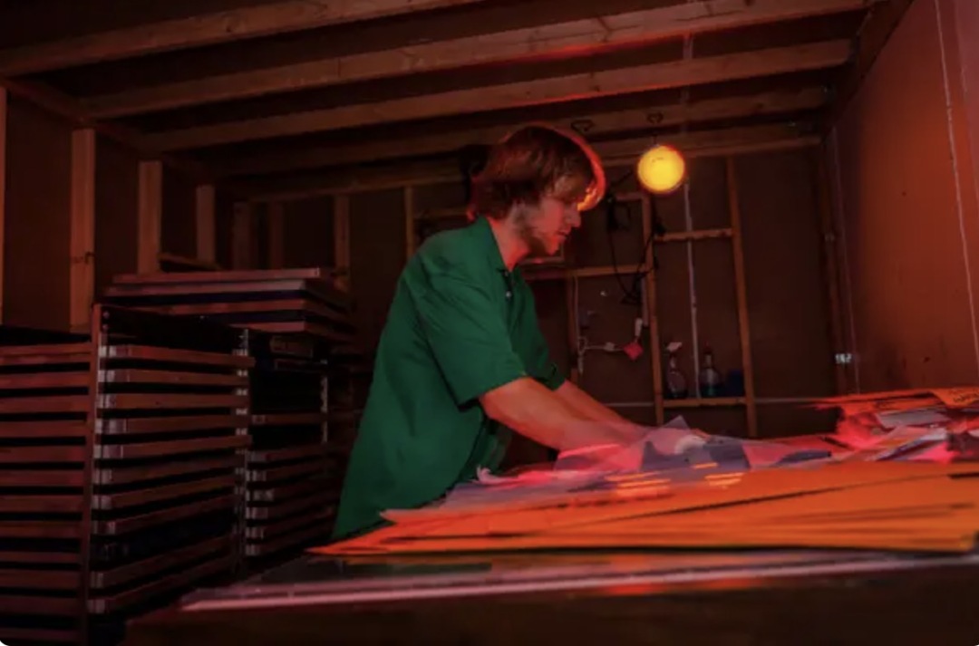 牛皮纸包书、电视不灵就猛拍，这些“中年人绝活”，你会几个？