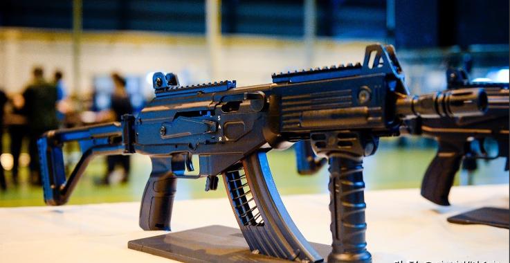 美女帅哥站船上，手持国产小步枪！越南的这份自信值得我们学习