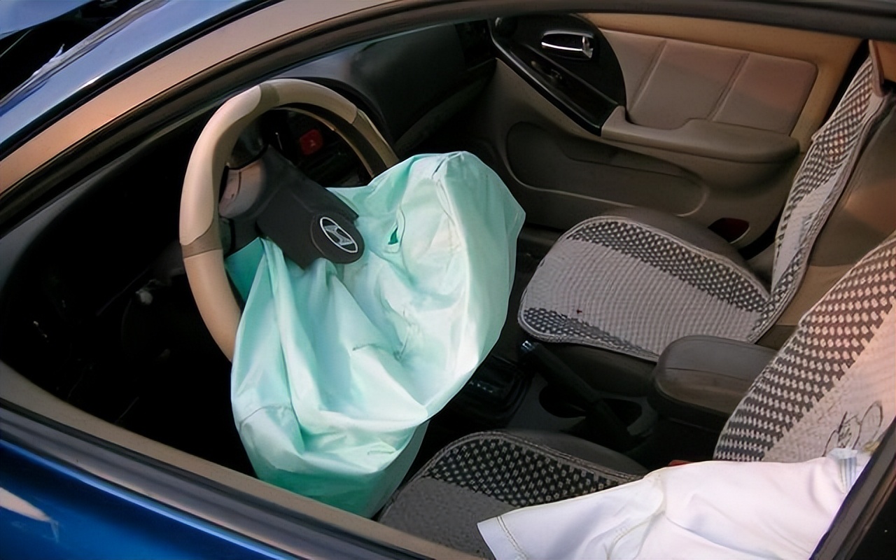 汽车安全气囊是怎样的一个原理,汽车的安全气囊运用的是什么原理