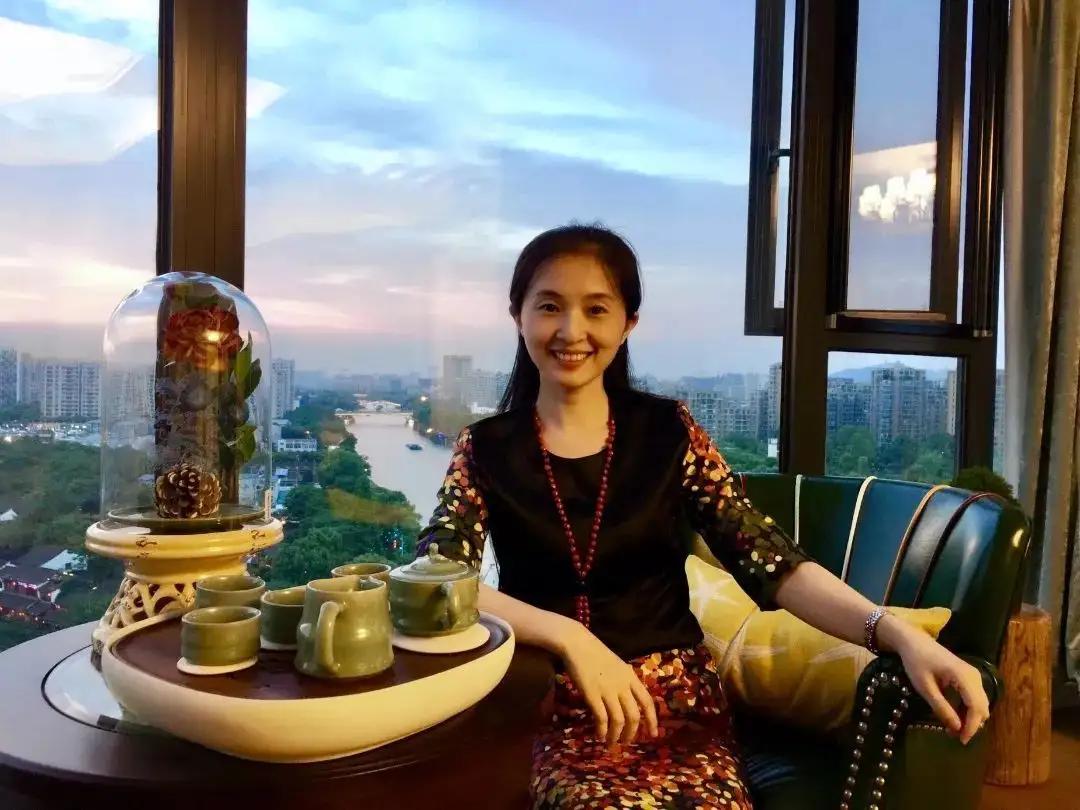 胡红梅大学校长,最美校长胡红梅现在过得怎样