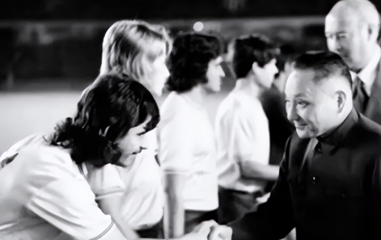 1964年贺龙奉命整治国足，三招下去战力狂增，打遍亚洲雄踞第二