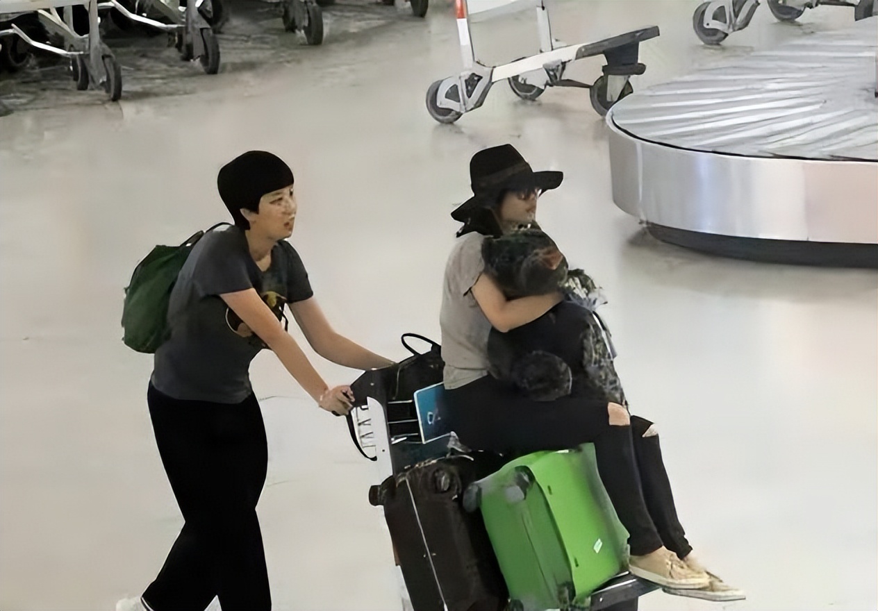 国民女明星招全能助理，月薪3300，男顶流让女助理手洗内衣